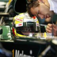 Speedy González aprendiéndose el volante del Lotus