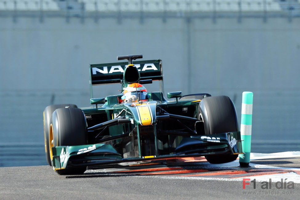 Jarno Trulli cogiendo los bordillos de lleno