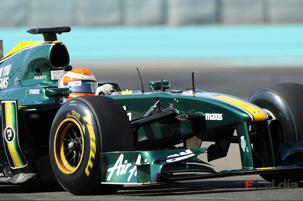 Primer plano de Pirelli en el Lotus de Trulli