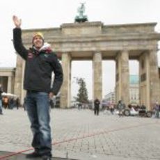 Vettel saluda frente a la puerta de Brandenburgo 