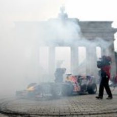 La puerta de Brandenburgo cubierta por el humo