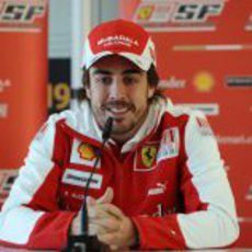 Fernando Alonso atiende a la prensa en el Circuito de Cheste