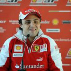 Felipe Massa atiende a la prensa en el Circuito de Cheste