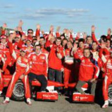 Foto de familia de la Scuderia Ferrari (plano corto)