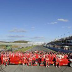 Foto de familia de la Scuderia Ferrari (plano largo)