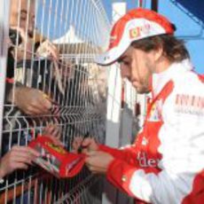 Alonso firma autógrafos a los aficionados