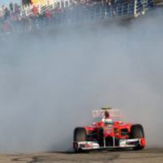 Fernando Alonso quema rueda en Cheste