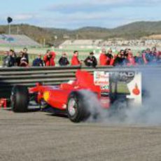 Luca Badoer quemando rueda ante la afición