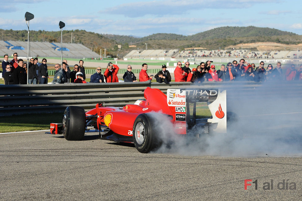 Luca Badoer quemando rueda ante la afición