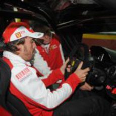 Alonso al volante de uno de los bólidos de la casa roja