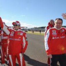 Stefano Domenicali y Giancarlo Fisichella saludan a la afición