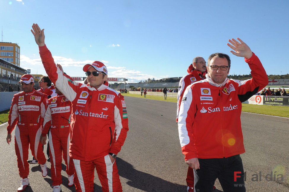 Stefano Domenicali y Giancarlo Fisichella saludan a la afición