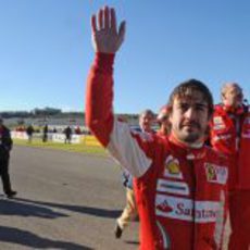 Fernando Alonso saluda a sus seguidores