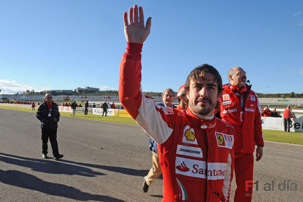 Fernando Alonso saluda a sus seguidores