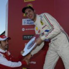 Alonso entrega uno de los trofeos