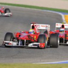 Massa y Alonso en pista con los Ferrari F10