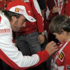 Fernando firma la camiseta a un niño