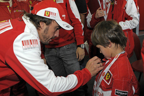 Fernando firma la camiseta a un niño