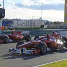 Alonso, Massa y Badoer con los monoplazas en pista