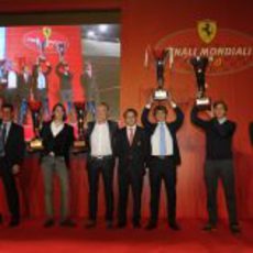 Los ganadores de los campeonatos de Ferrari reciben sus trofeos