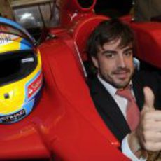 Alonso, de traje, sentado en el F10