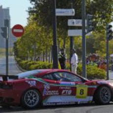 Álvaro Barba con su GT por las calles de Valencia