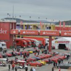 Un 'paddock' lleno de rojo Ferrari