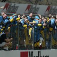 El equipo lo celebra en el muro