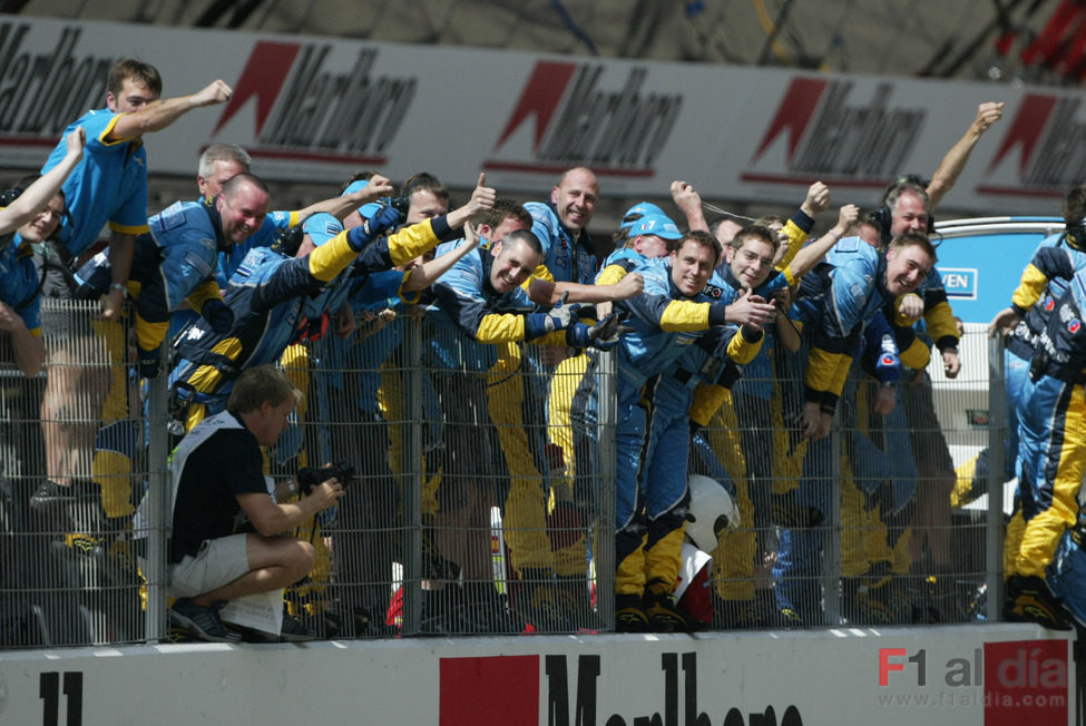 El equipo lo celebra en el muro