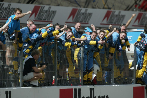 El equipo lo celebra en el muro