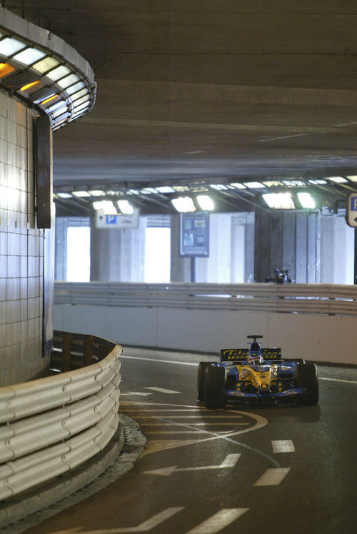 La carrera de Alonso se acaba en el túnel