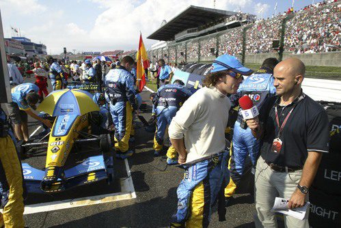 Alonso charla con Antonio Lobato