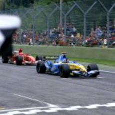 Alonso bate a Schumacher en Imola 2005