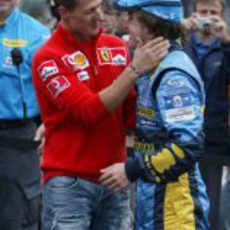 Schumacher entrega su corona a Alonso