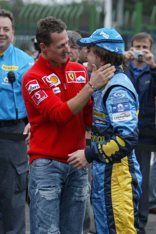 Schumacher entrega su corona a Alonso