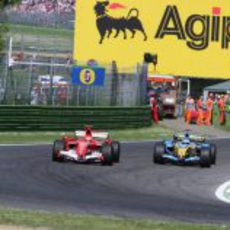 Schumacher le devuelve la jugada a Alonso en San Marino