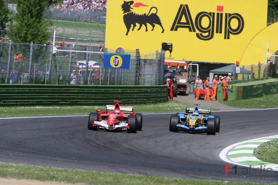 Schumacher le devuelve la jugada a Alonso en San Marino