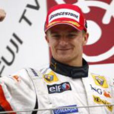 Kovalainen sube al podio en Fuji