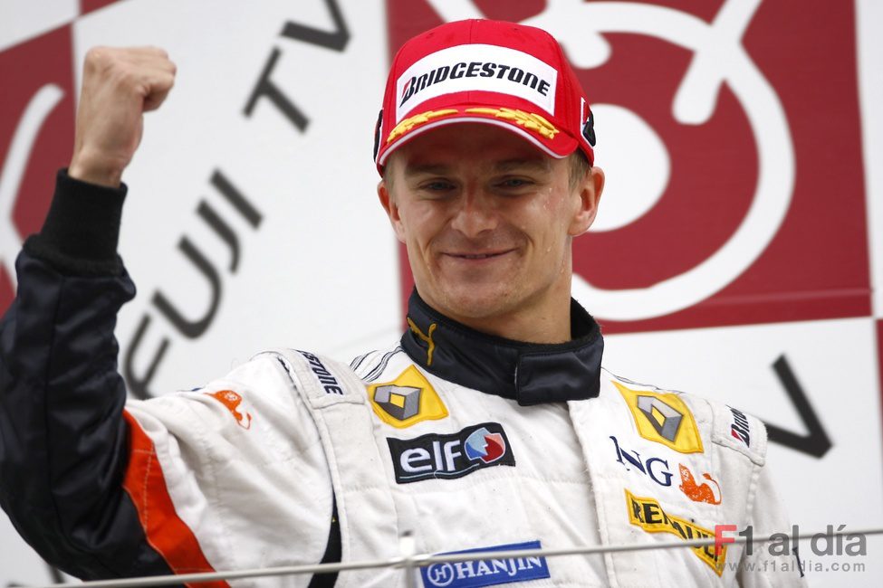 Kovalainen sube al podio en Fuji