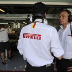 Los operarios de Pirelli en el box de Mercedes