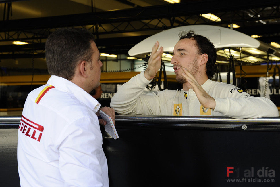 Kubica habla con un ingeniero de Pirelli