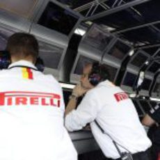 Ingenieros de Pirelli en el muro de Toro Rosso