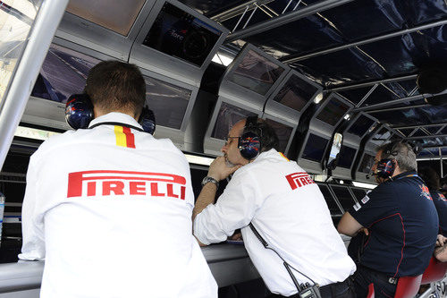 Ingenieros de Pirelli en el muro de Toro Rosso