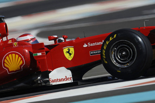 Fernando Alonso rueda con los Pirelli