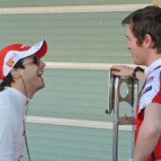 Felipe Massa y Rob Smedley se divierten en el 'pitlane'