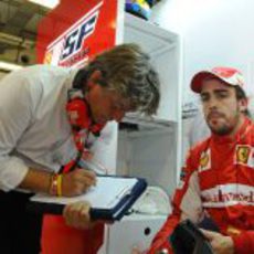 Alonso comparte sus experiencias con la gente de Pirelli