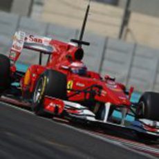 Alonso en la pista de Yas Marina con los Pirelli