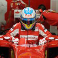 Fernando Alonso se mete en el F10 con su casco habitual