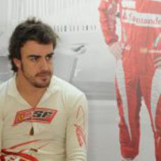 Alonso descansa en el box