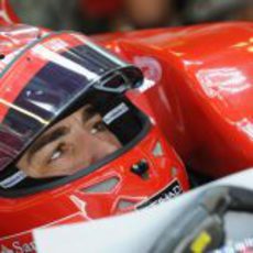 Fernando Alonso prueba un nuevo casco